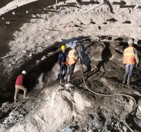 南陵隧道拱顶带模注浆料，微膨胀注浆料的特点及施工工艺